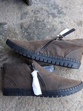 NWOT Mens Easy street Brown Suede Side-Zip Shalina Boots